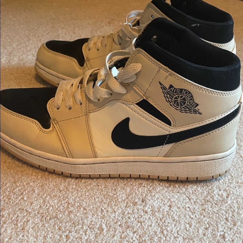 Nike Air Jordan Men's Black and Tan Sneakers
men 8 womens 9.5